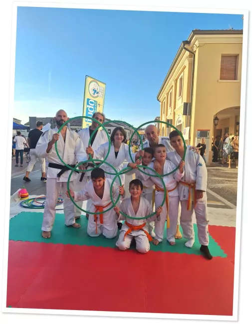 ragazzi felici alla premiazione di judo a Cesenatico